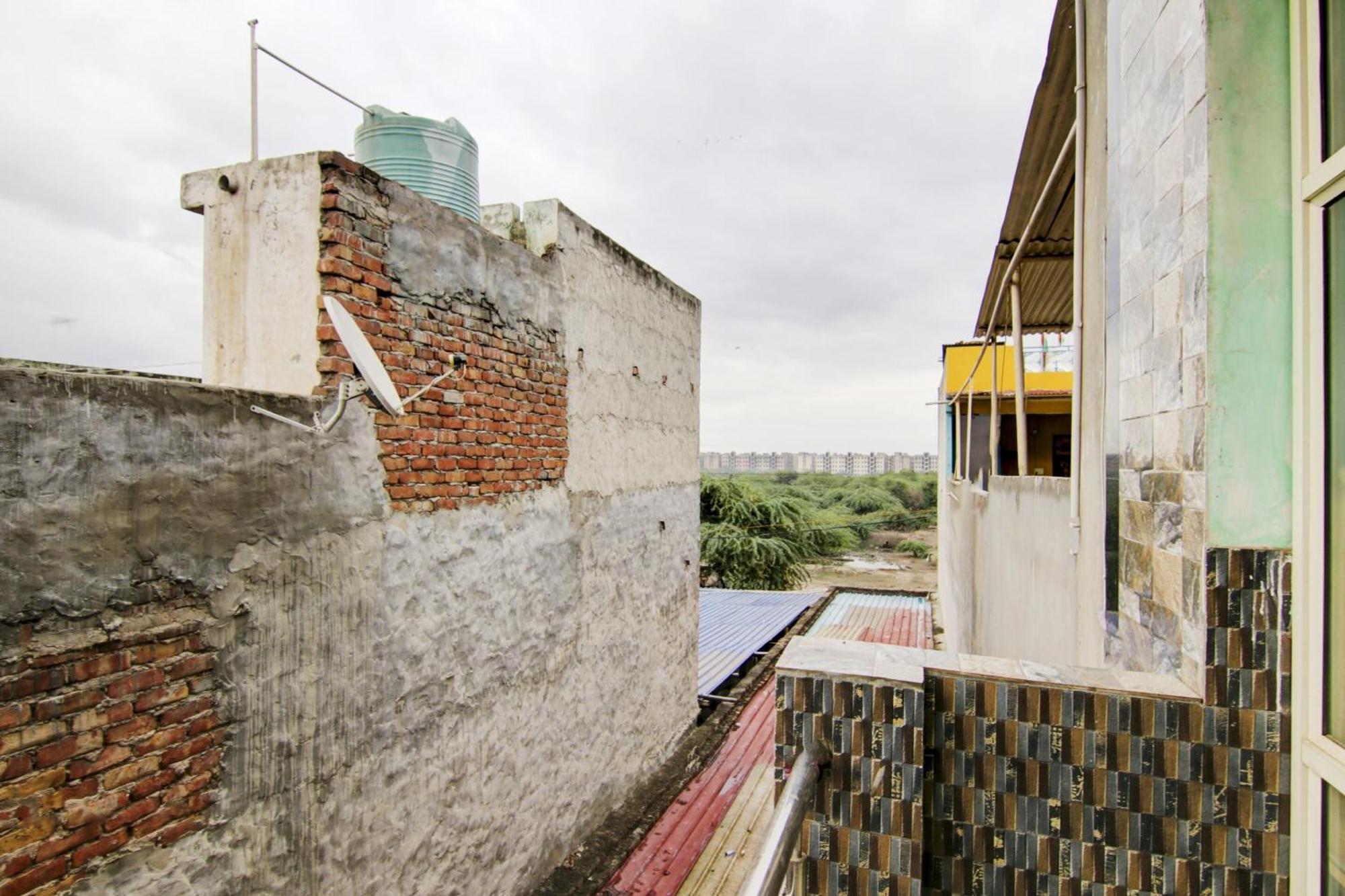 Hotel O S Palace Near Samaypur Badli Metro Station Delhi  Eksteriør bilde
