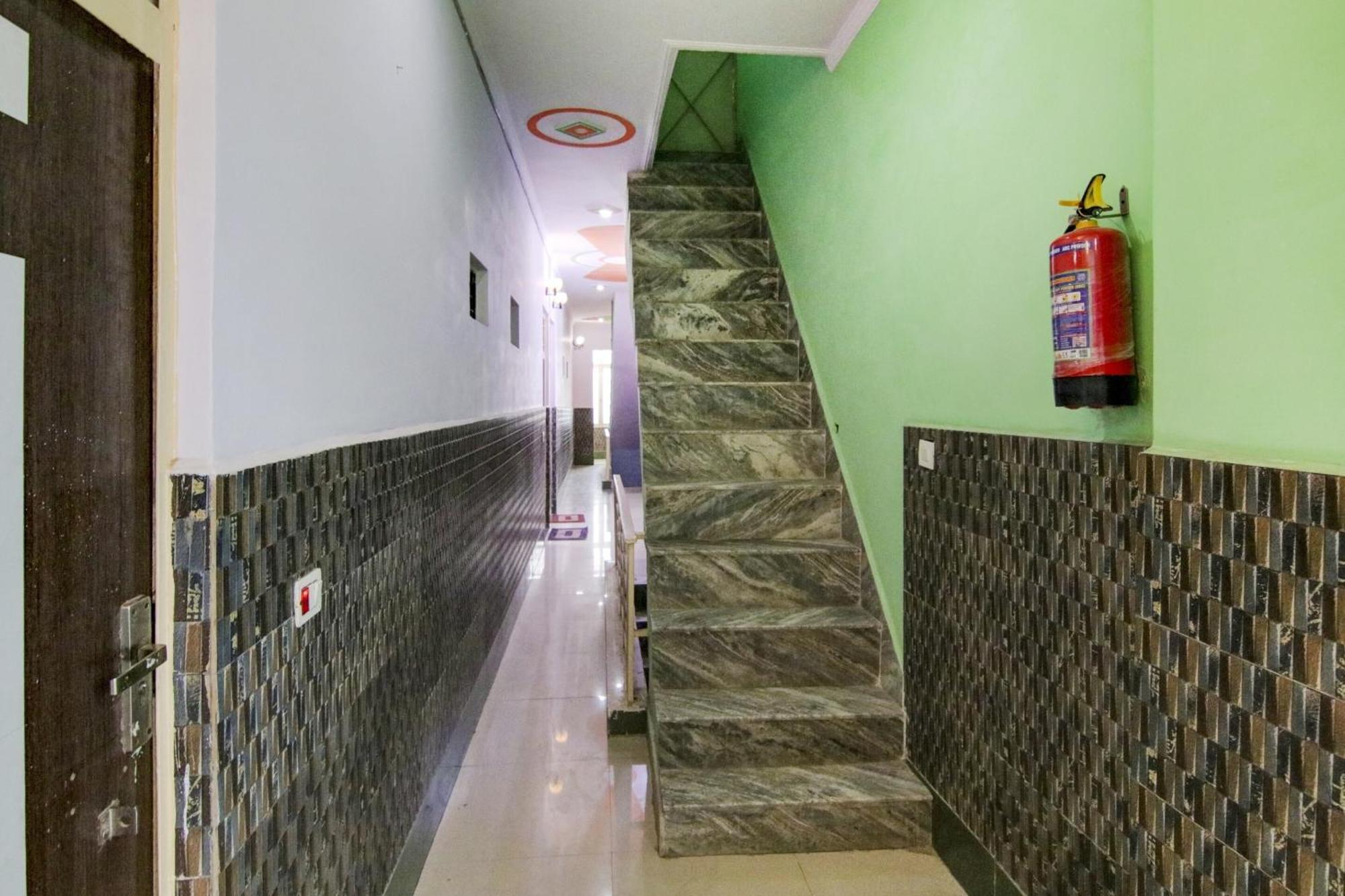 Hotel O S Palace Near Samaypur Badli Metro Station Delhi  Eksteriør bilde